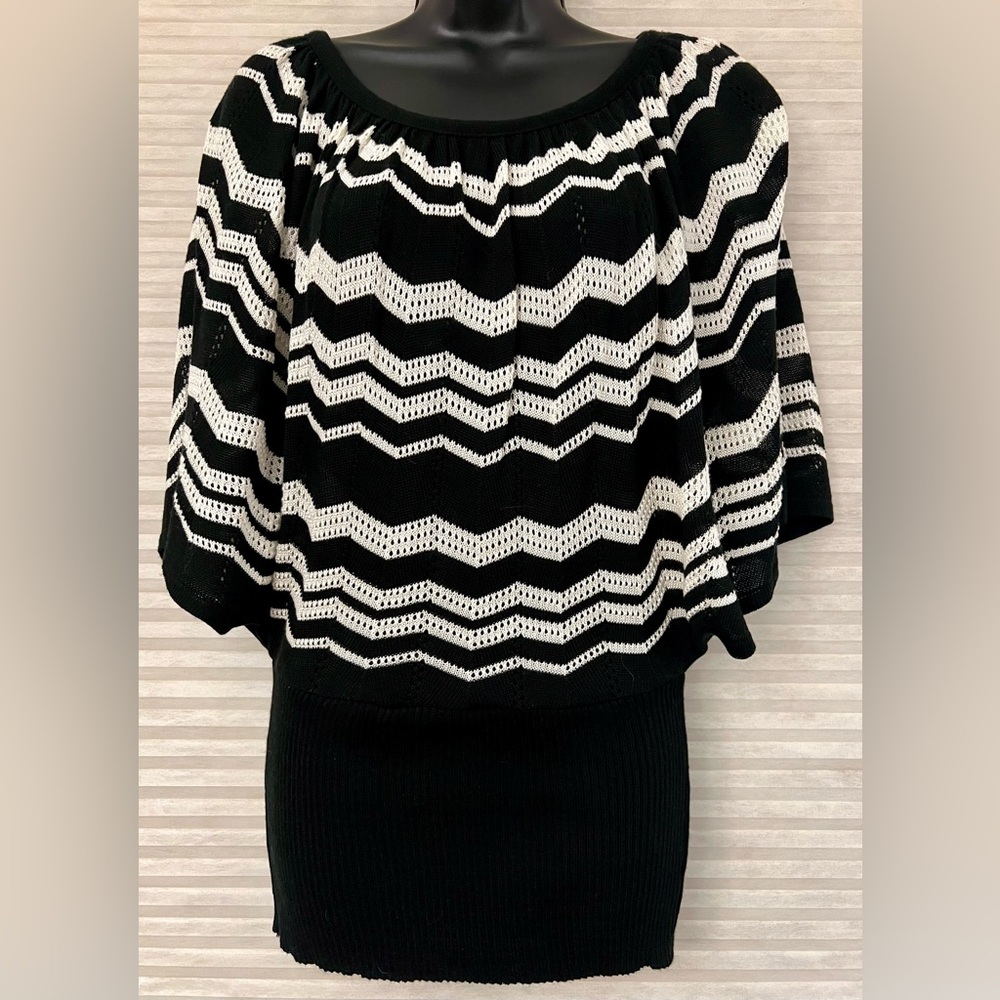 STUDIO 8 BLACK AND WINTER WHITE CHEVRON KNIT TOO WITH BATWING SLEEVES SIZE M